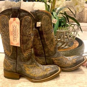 Brand new cowgirl boots from boot barn never worn brand:corral perfect for girls